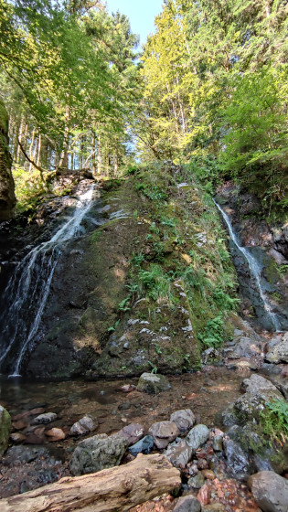 Au pied de la cascade