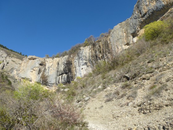 Au pied de la falaise