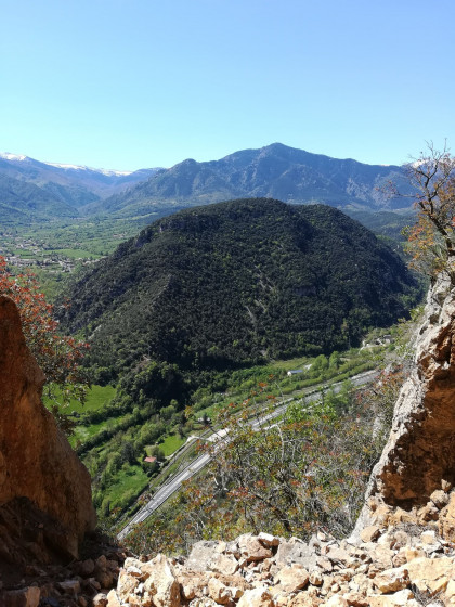 Au pied de la grotte