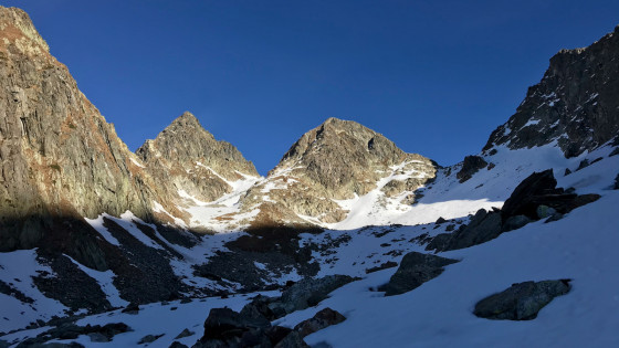 Au pied des cols, l\'ombre est déjà là