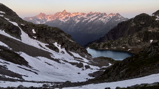 Aurore sur Belledonne depuis la Combe des Eustaches