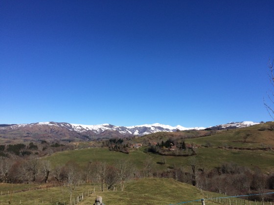 Auzolles et la Chaîne des Volcans, vus de Giraoul