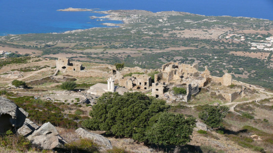 Vue sur le village ruiné d\'Occi et l\'ile de Spanu (Pointe de Spanu)