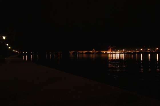 Avignon et son pont vu du Rhône