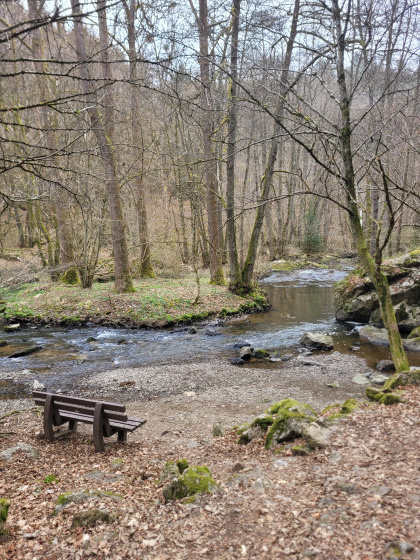Banc le long de la rivi&egrave;re