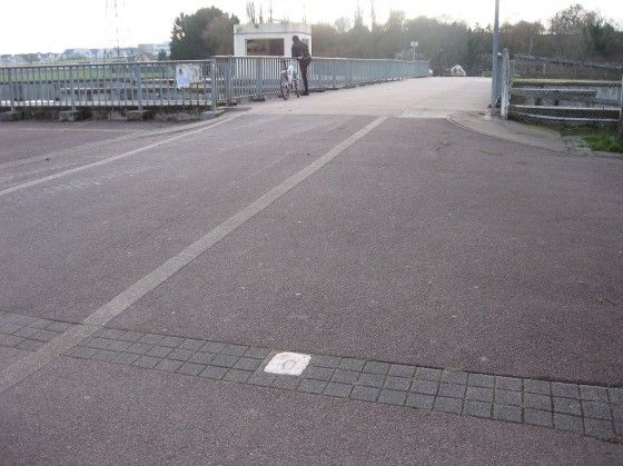Barrage du plan d\'eau,esplanade Mendès France.La borne au sol représente le point 0.