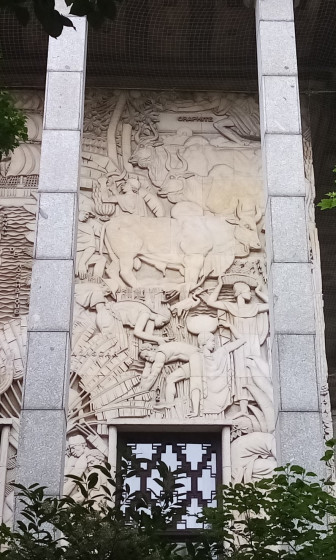 Bas-relief de la façade du Palais de la Porte Dorée