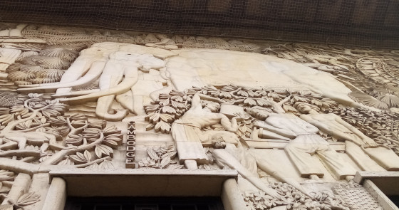 Bas-relief de la façade du Palais de la Porte Dorée