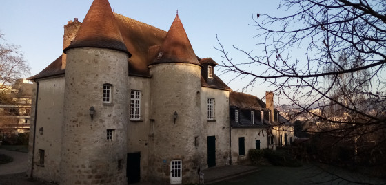 Bâtiment à tourelles