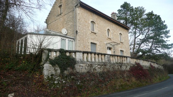 Bâtisse avec sa véranda