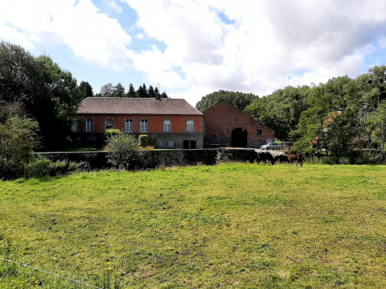 Beau bâtiment de ferme