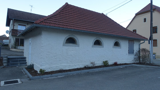 Beau bâtiment en face de l\'église