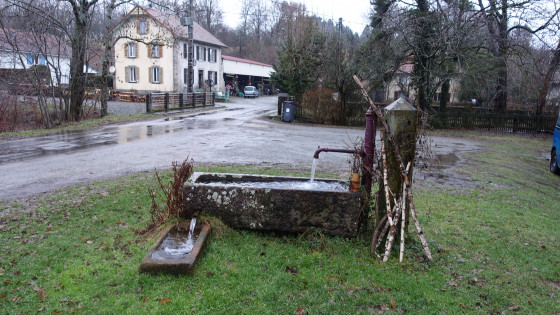 Belle fontaine au pont de Leval