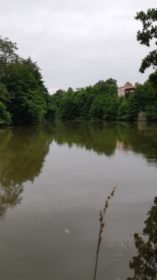 Belle maison qui domine le lac