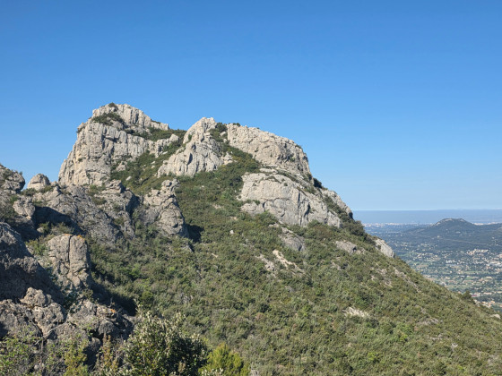 Belle montagne Verdoyante et G&eacute;menos