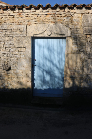Belle porte ancienne rue des Tilleuls