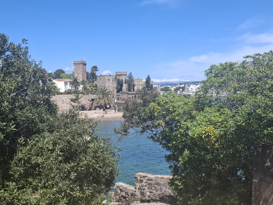 Belle vue sur le ch&acirc;teau et les sommets enneig&eacute;s des Alpes maritimes