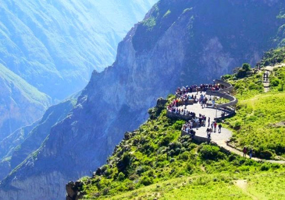 Belv&eacute;d&egrave;re du canyon du Colca