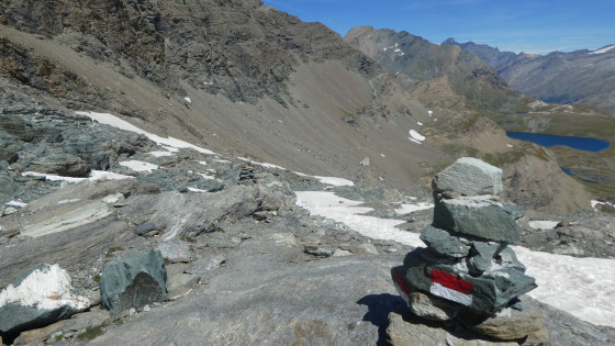 chemin de descente sur les lacs
