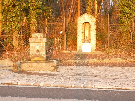 Blandy les Tours. La fontaine et l\'oratoire