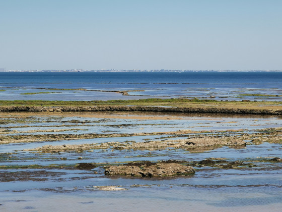 Bord de c&ocirc;te en direction de Br&eacute;e les Bains