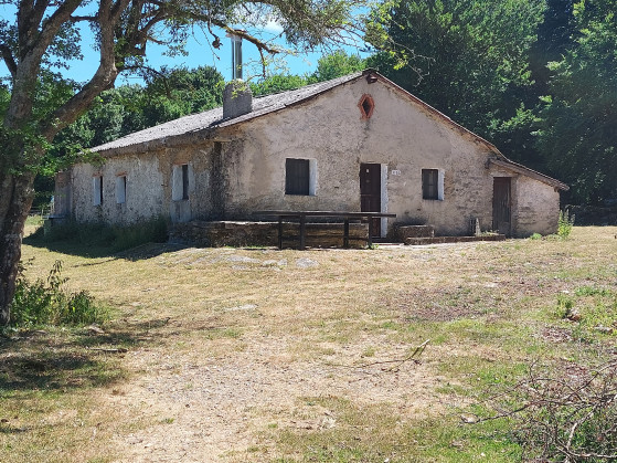 Borda avec table et banc de pierre