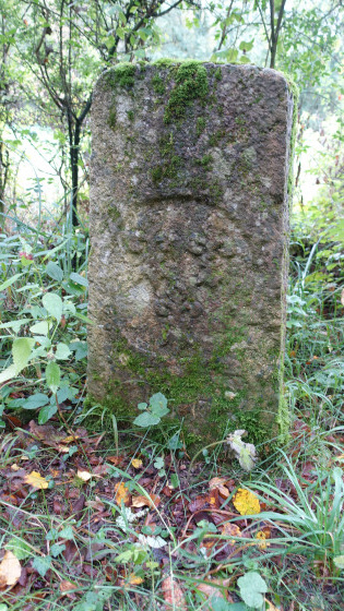 Borne 191 baignée par un ruisseau 3 fleurs de lys