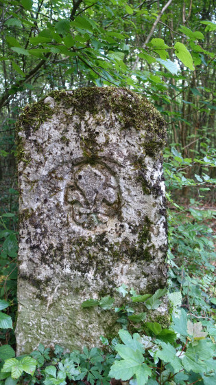 Borne avec fleur de lys