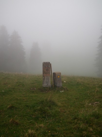 Borne dans le brouillard