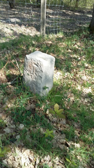 Borne de grès numérotée
