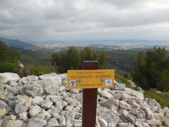 Borne de limite des communes Ollioules et Evenos