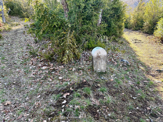 Borne délimitant la forêt domaniale
