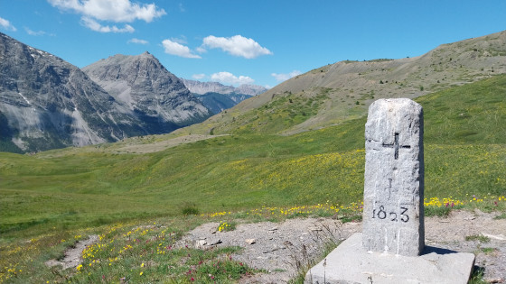 Borne frontière numéro 32 au col de Bousson