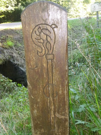 borne gravée de la crosse des moines de Cîteaux