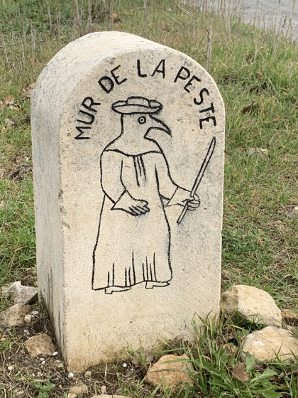 Borne le long du mur