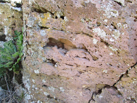 Bulles de gaz dans le basalte