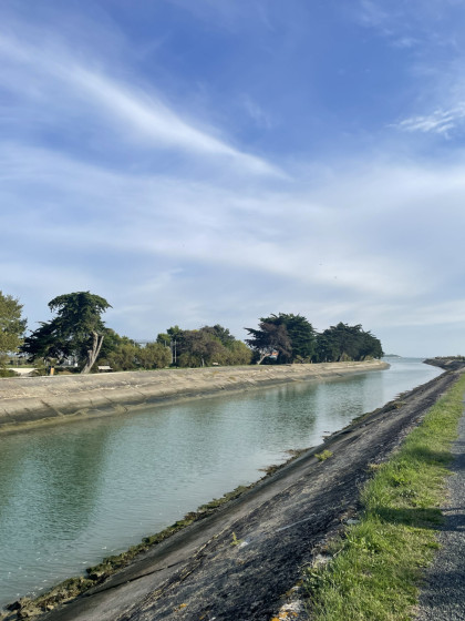 Chemin le long du Fier d'Ars