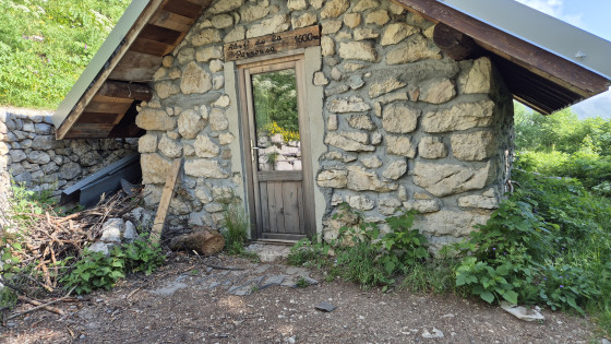 Cabane avant le pas de Serre Brion paisible et calme
