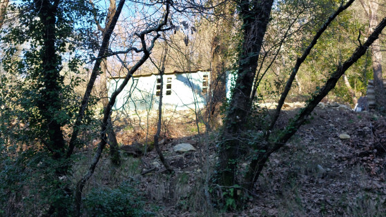 Cabane de jardin au dessus du ravin de l'Estiou