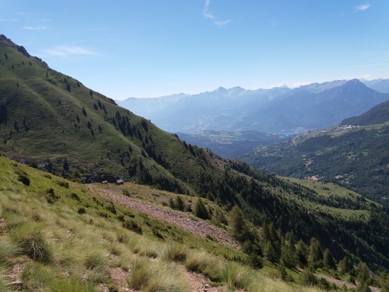 cabane du Laus au loin le lac de Serre Ponçon