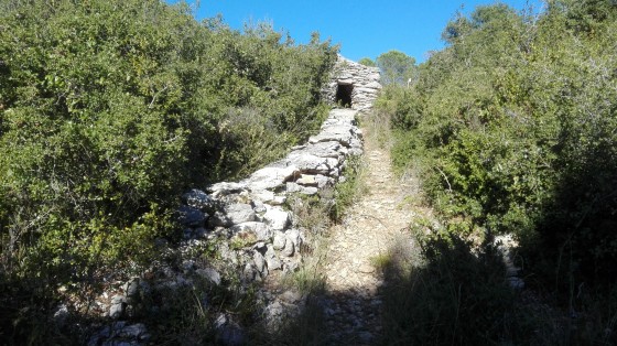 Cabane et mur de pierres sèches.