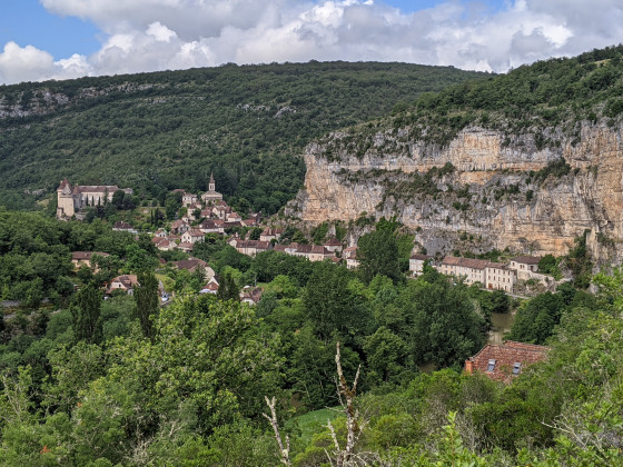 Cabrerets au pied de la falaise