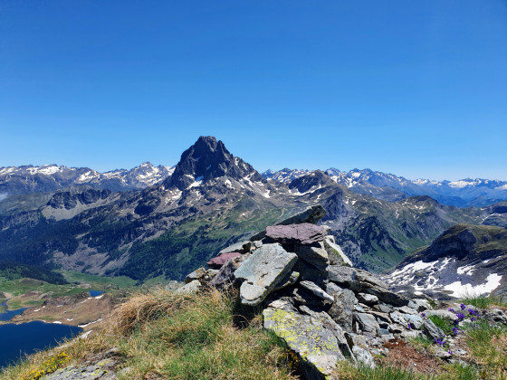 Cairn sommital du Pic de Larry et Pic du Midi d\'Ossau