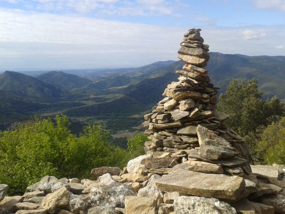 Cairn et vue dans la mont&eacute;e non loin du col de Bartouyre