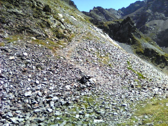 Cairn signalant le sentier ascendant à gauche