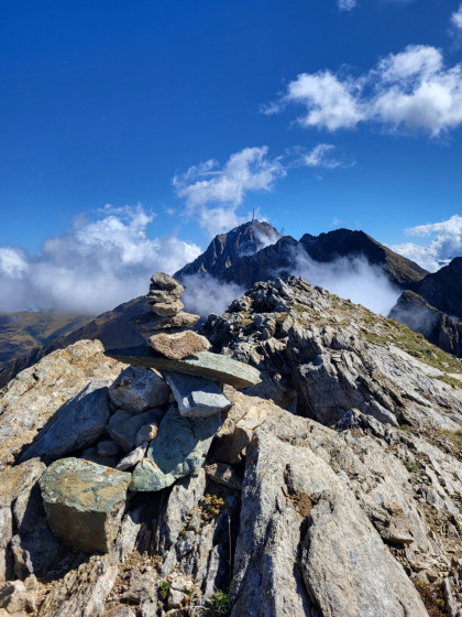 Cairn sommital du Pic de Merlheu, Crête de Crémat-Merlheu et Pic du Midi de Bigorre