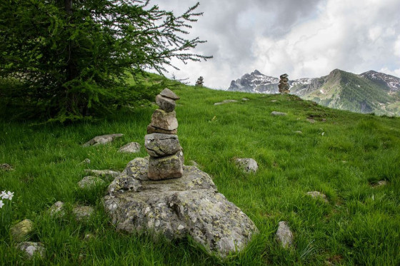 Cairns sur le sentier de l'Oussella