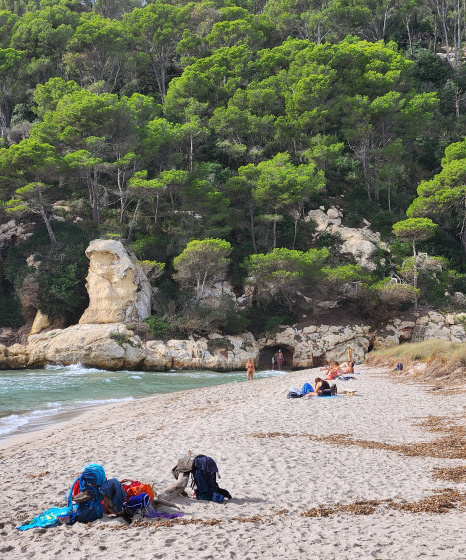 Cala Trebaluger au fond le passage dans l'eau