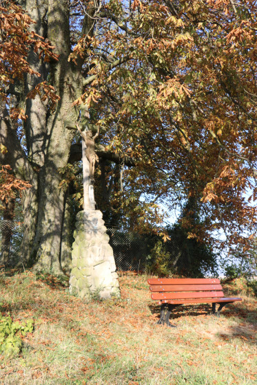 Calvaire avec un banc près de l\'antenne téléphonique