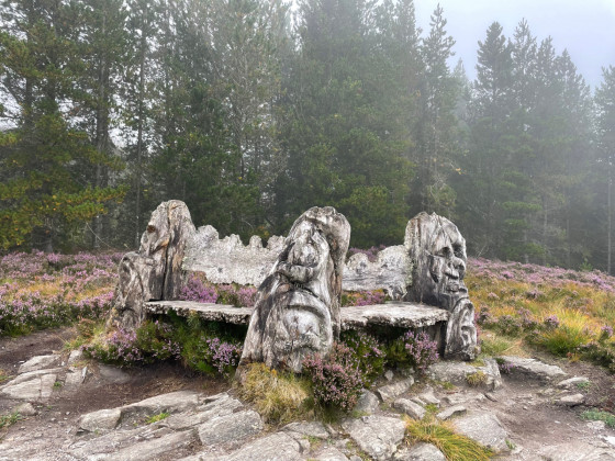 Banc sculpté